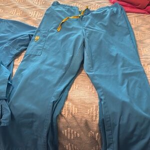 Wonder Wink scrubs **2 sets**